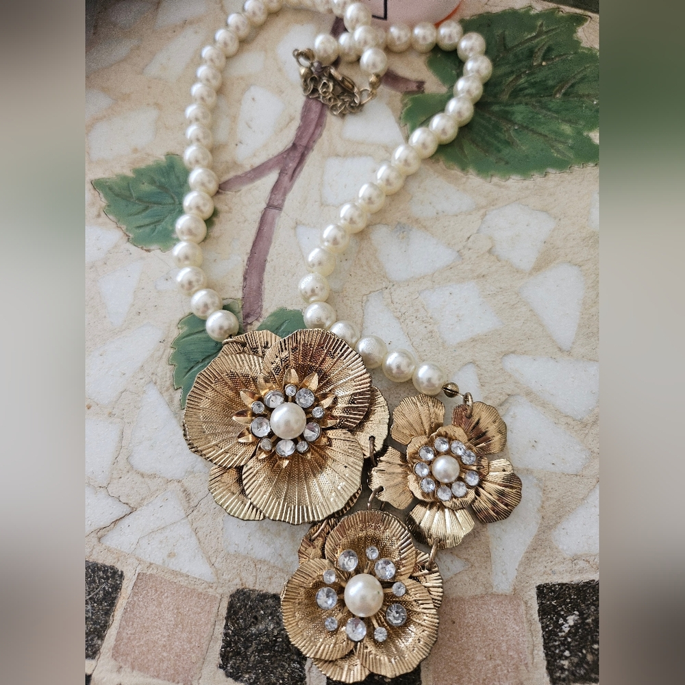 Vintage Floral Necklace♡ With Faux Pearls & Rhinstones💛